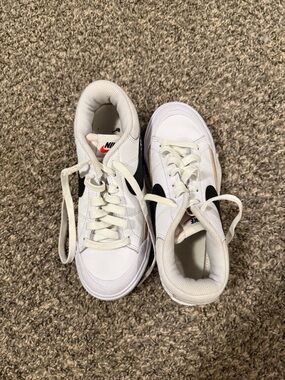 Nike White Low-Top Sneakers with Black Swoosh Tag